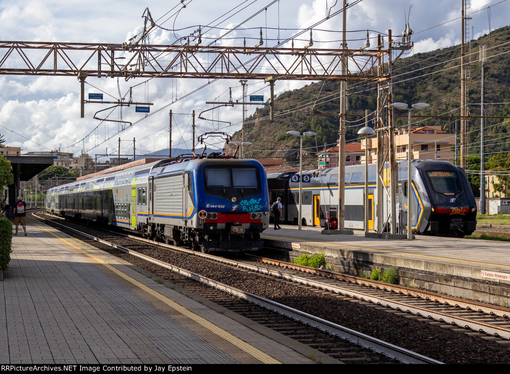 Locomotive hauled and EU double deck rolling stock at Sestri Levante 